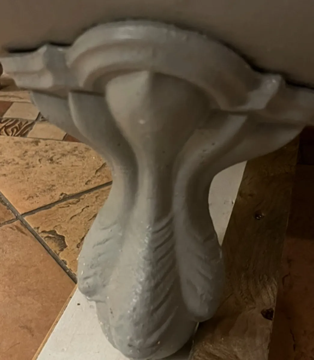 Cast iron roll top bath - Image 4
