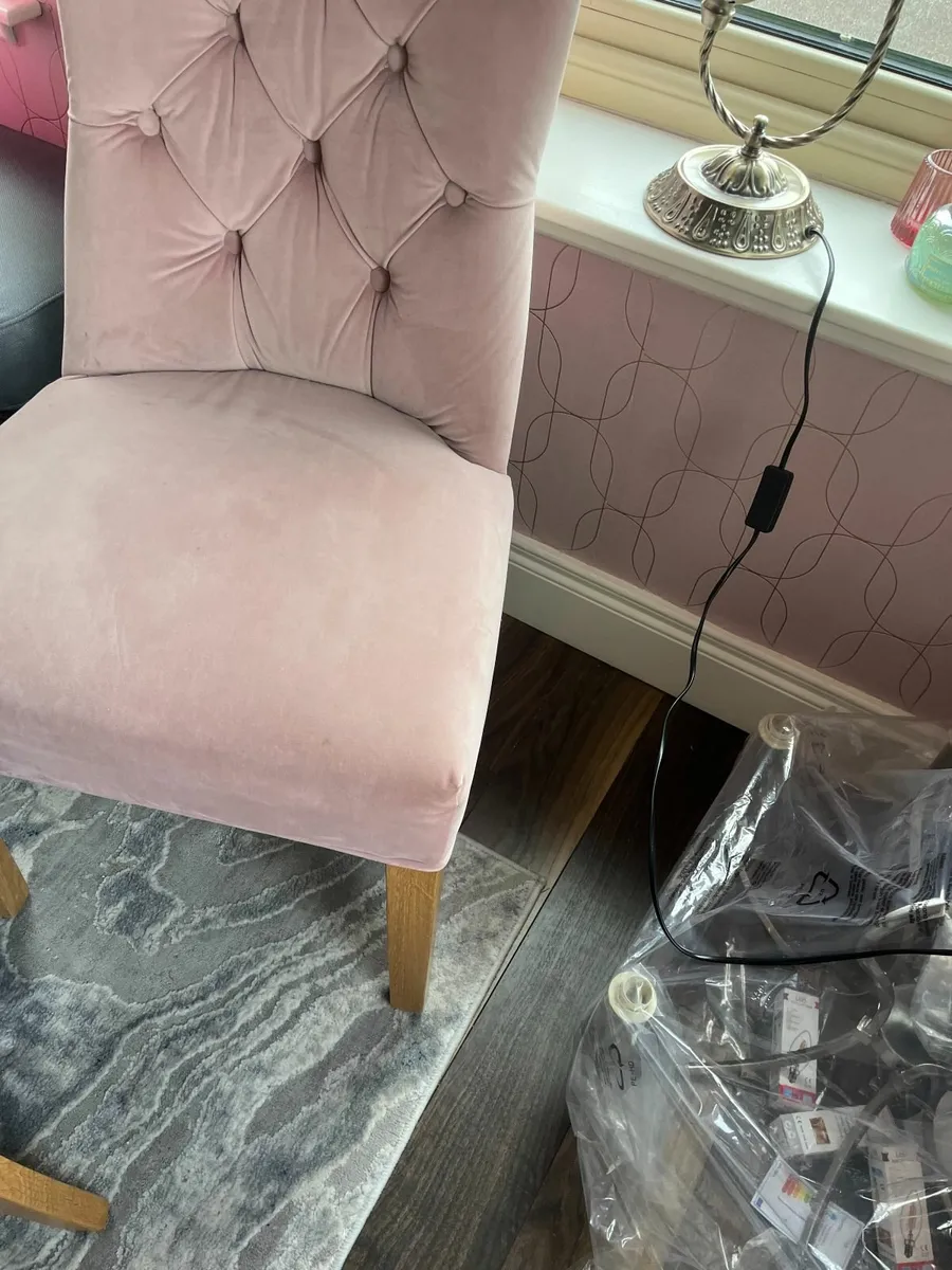 Table & Chairs - Image 4