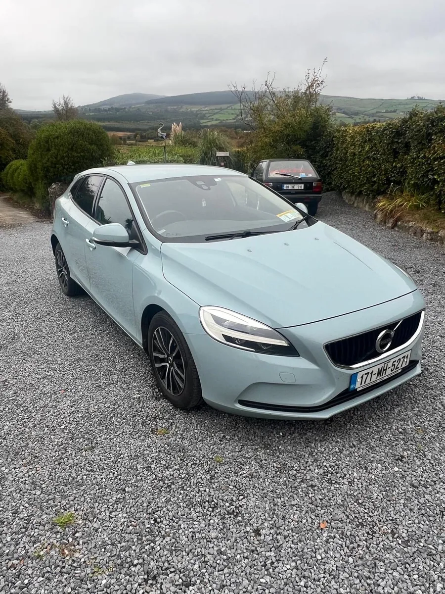Volvo V40 - Image 1