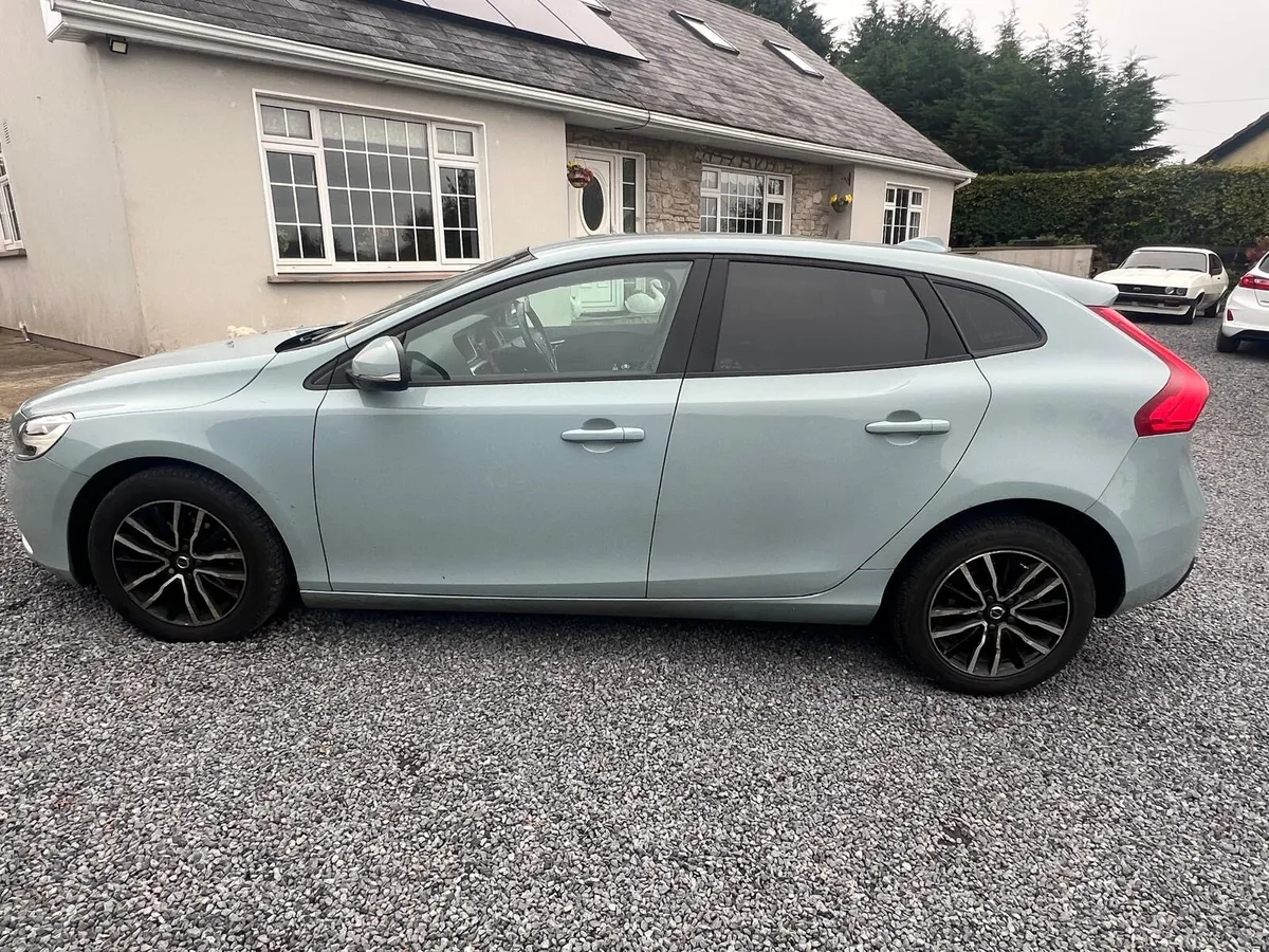 Volvo V40 - Image 2