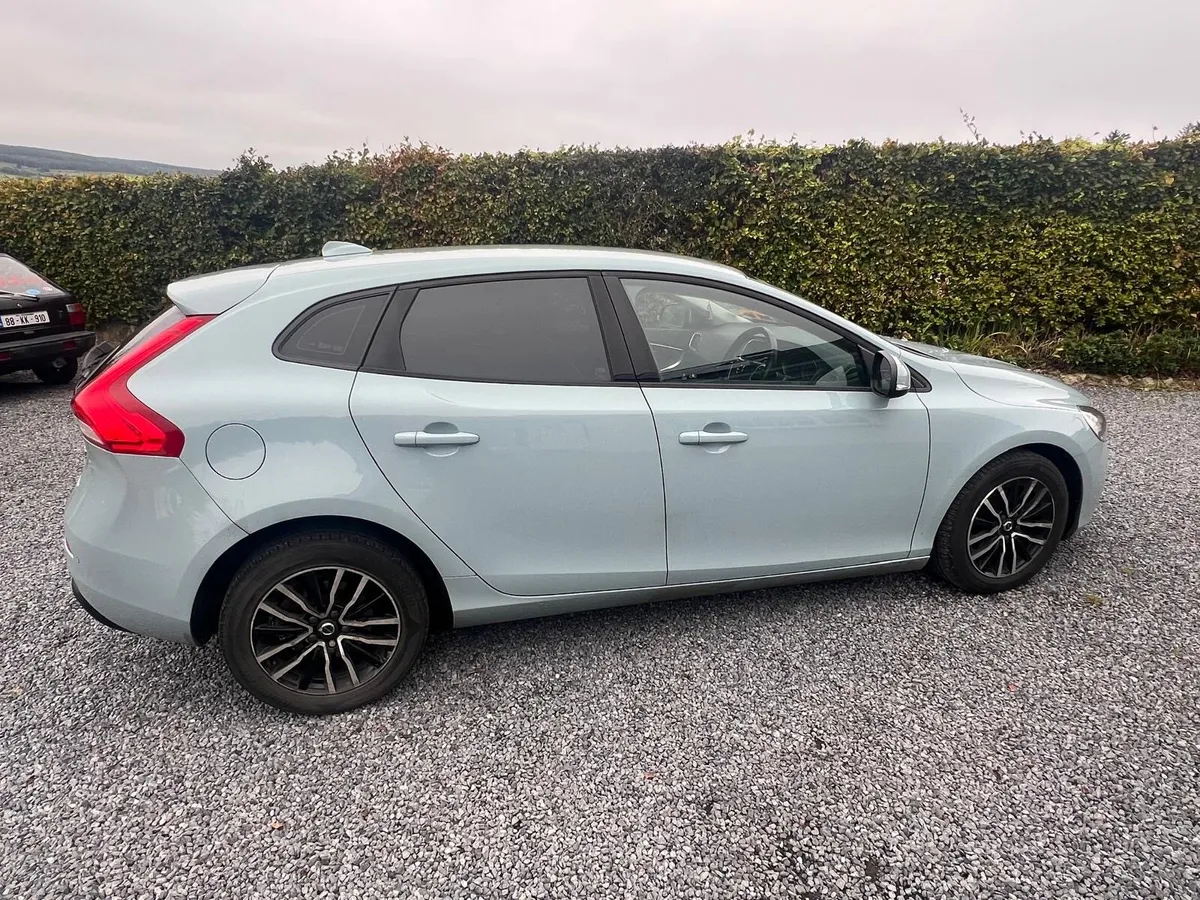 Volvo V40 - Image 3