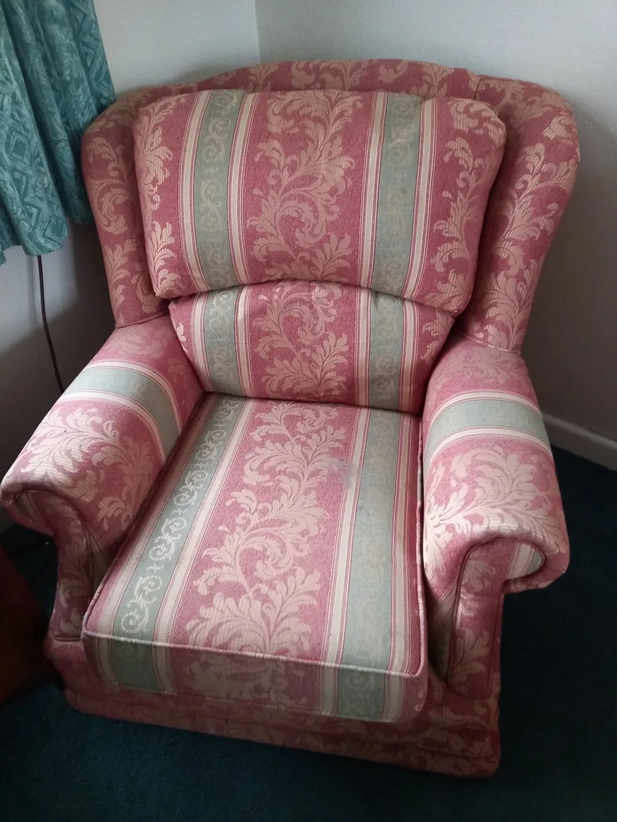 Suite of furniture - Image 1