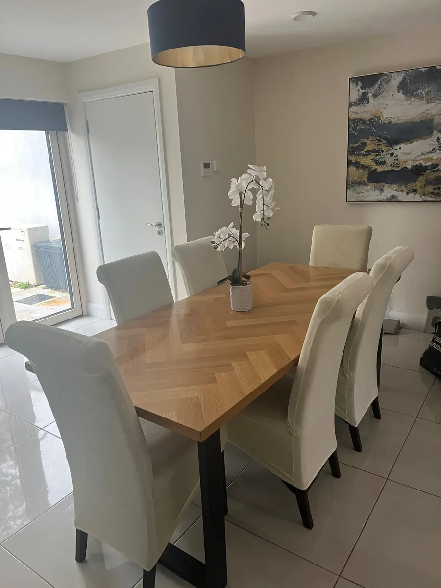 Kitchen table and chairs - Image 1