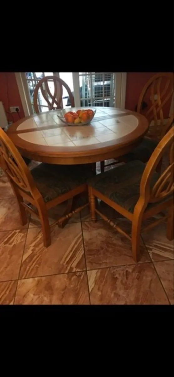Solid extendable table with four chairs