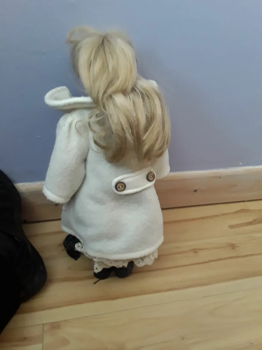 Lovely porcelain doll plenty of detail - Image 2