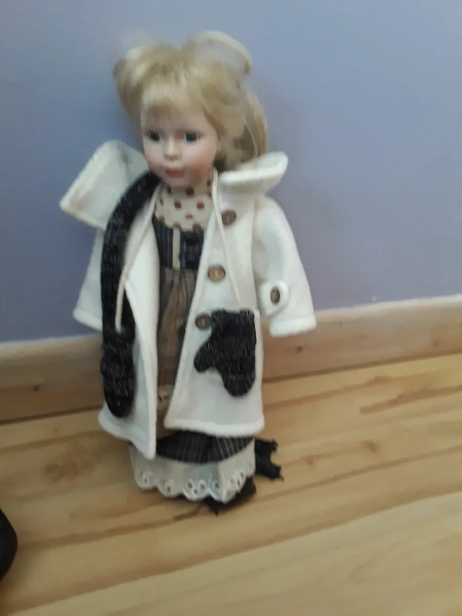 Lovely porcelain doll plenty of detail - Image 1