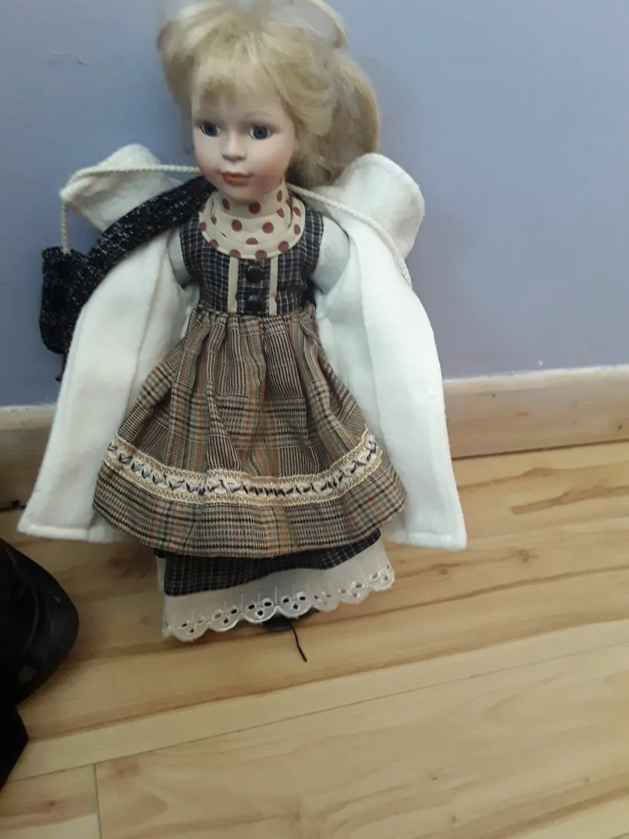 Lovely porcelain doll plenty of detail - Image 3