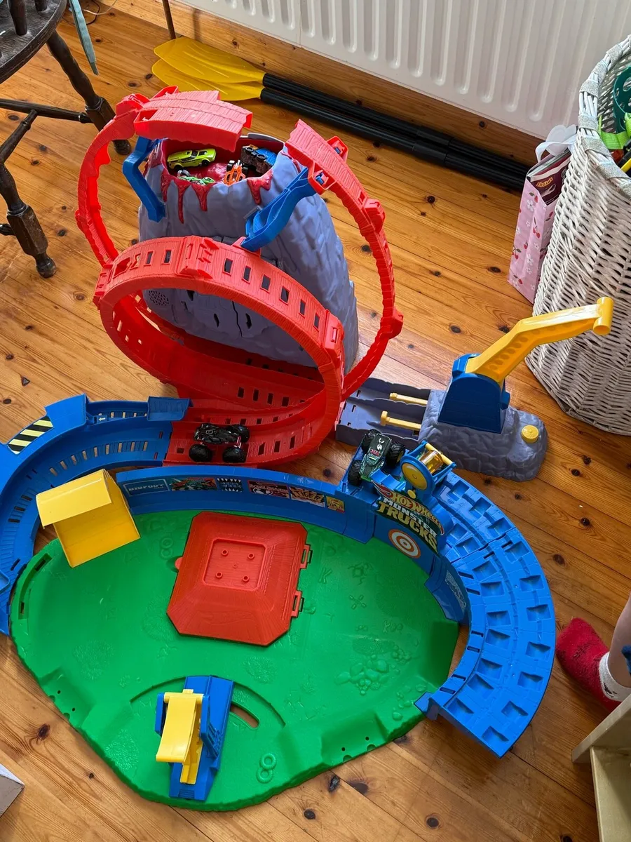 Hot wheels T-Rex Monster Trucks playset - Image 1