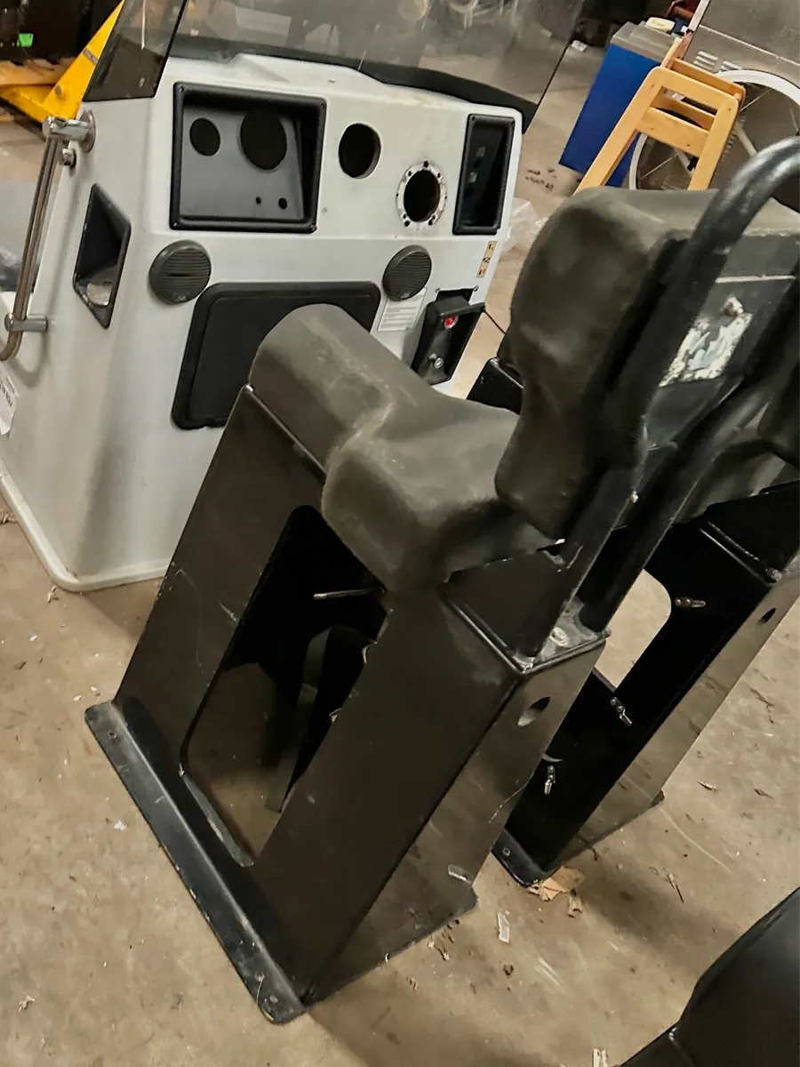 Rib Jockey seats and consul - Image 2