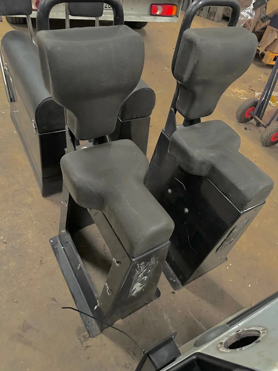 Rib Jockey seats and consul - Image 3