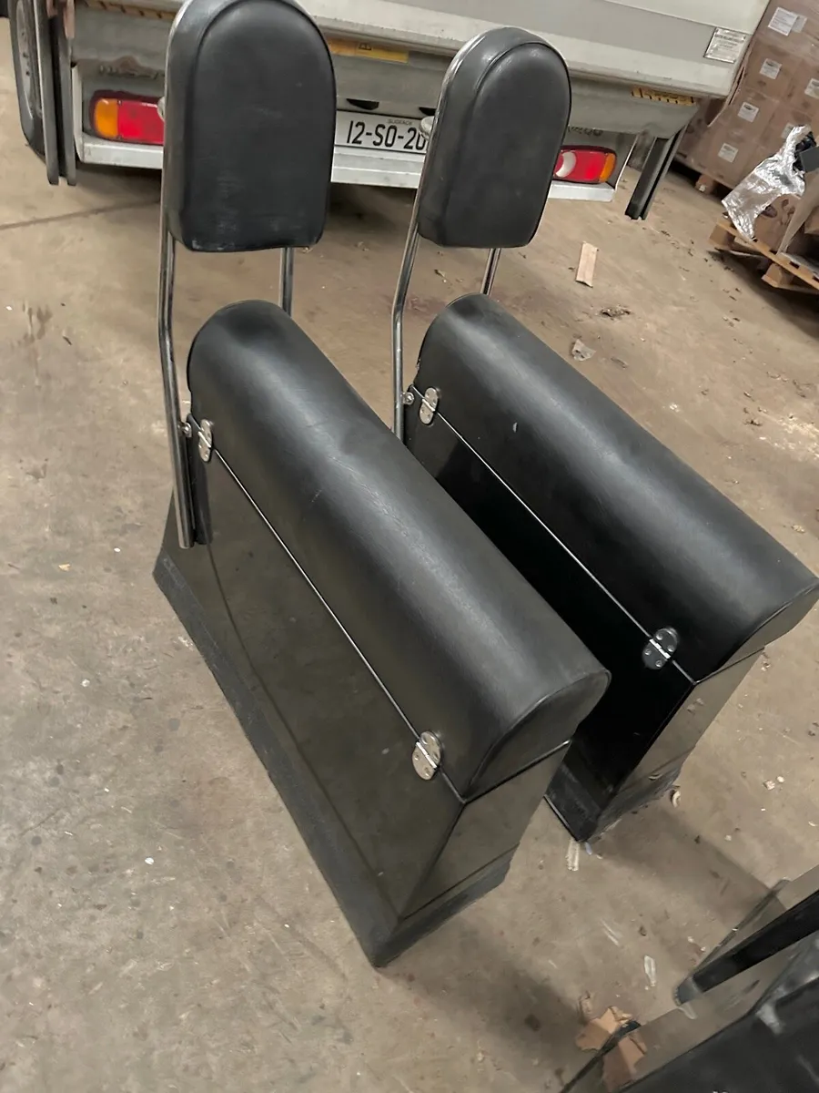 Rib Jockey seats and consul - Image 4