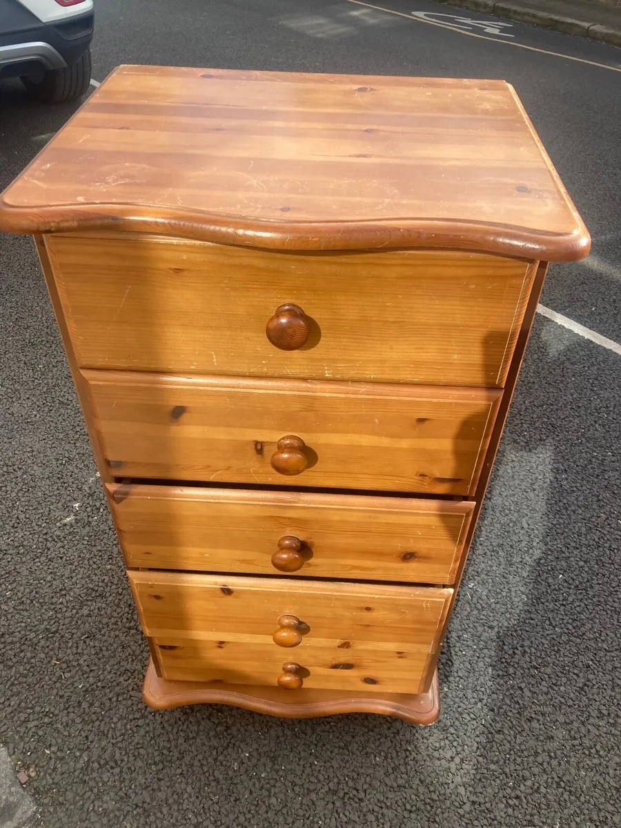 Narrow chest of drawers