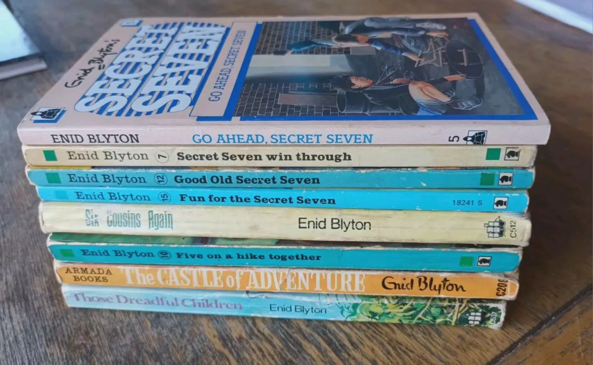 8 Enid Blyton vintage paperbacks D18 post 6e - Image 3