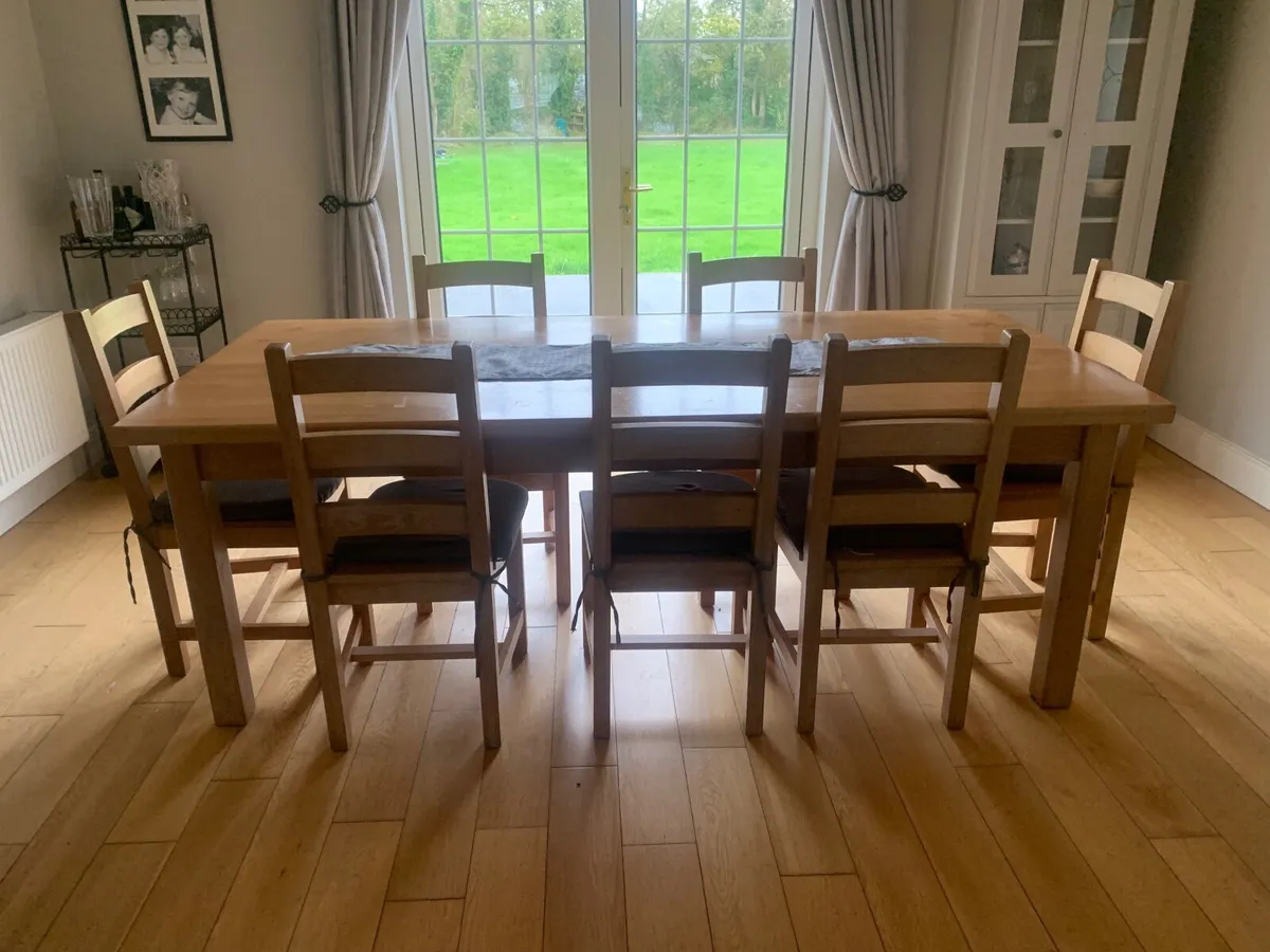 Solid Oak dining room table with 7 matching chairs - Image 1