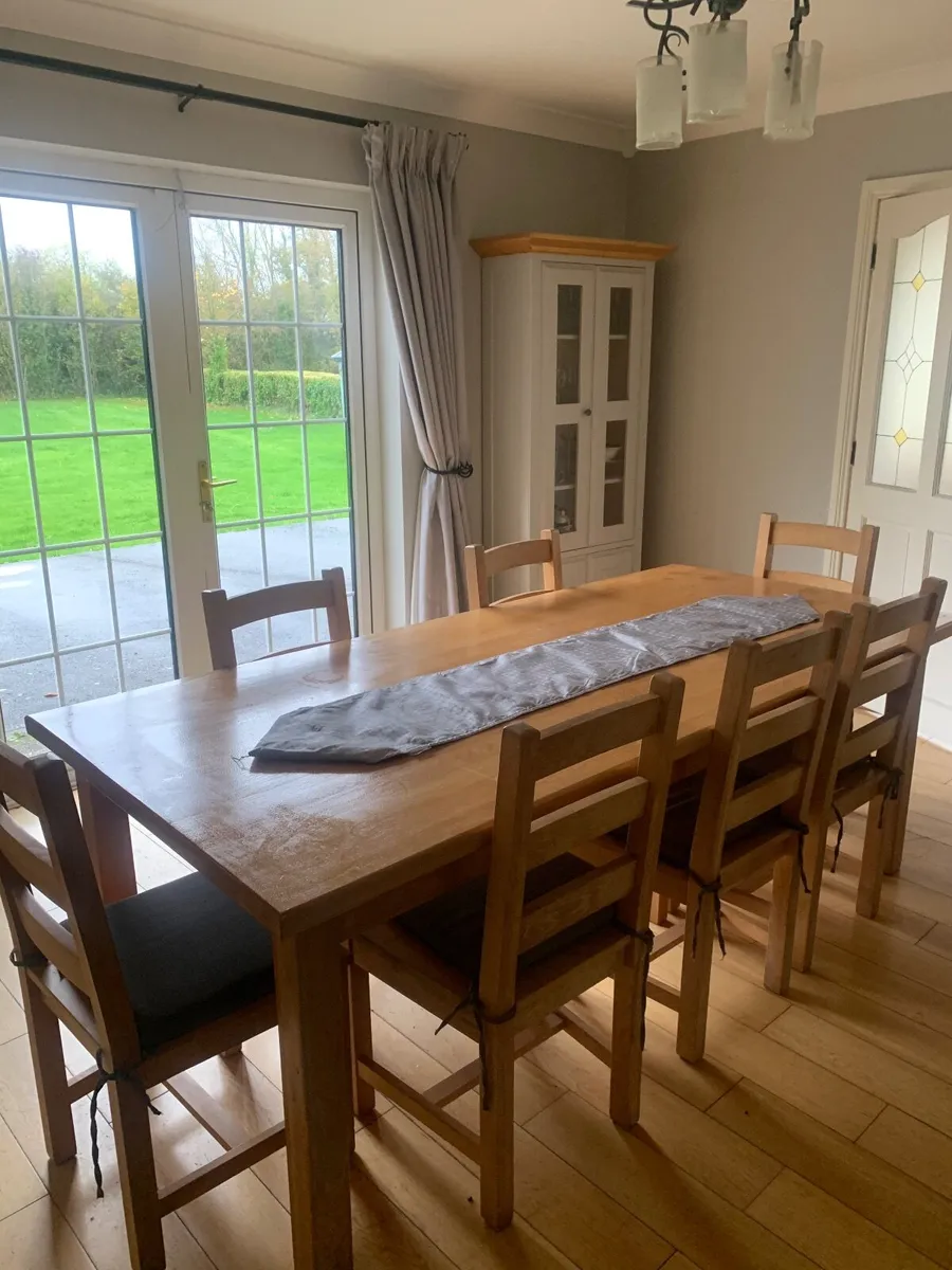 Solid Oak dining room table with 7 matching chairs - Image 2
