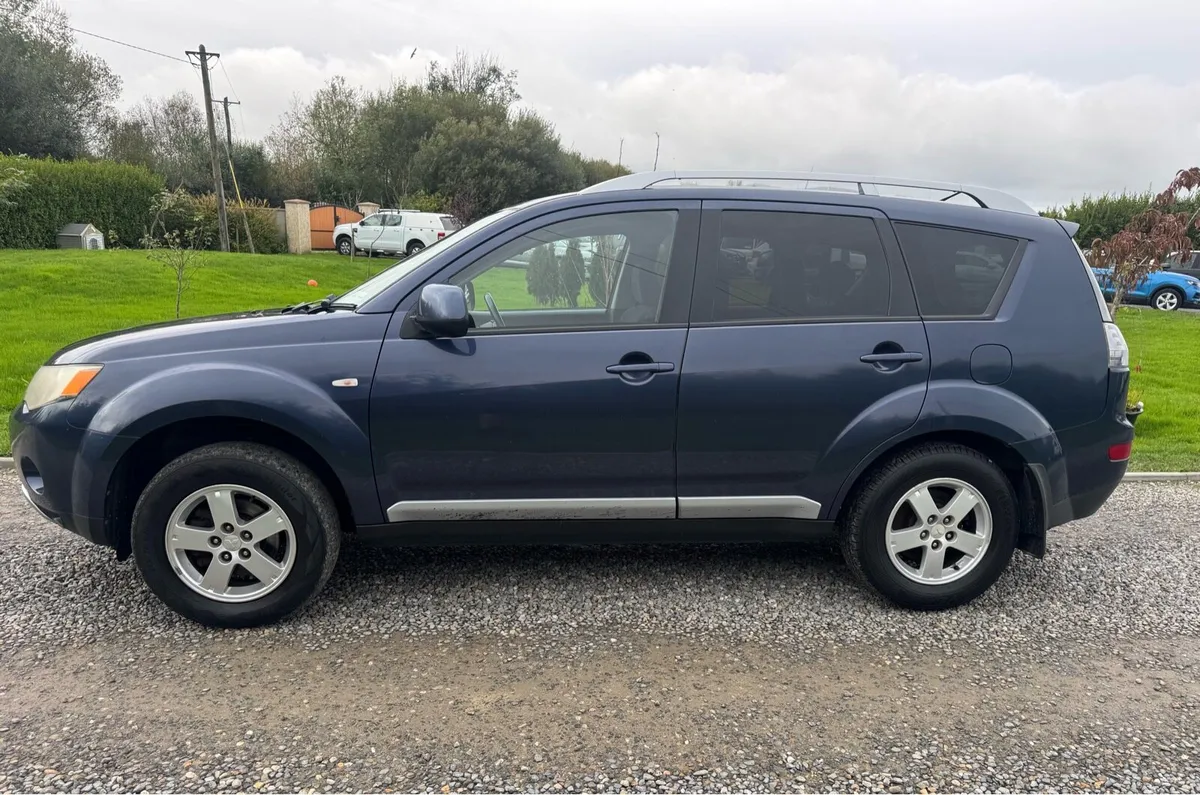 Mitsubishi Outlander 7 Seater 4x4 - Image 3