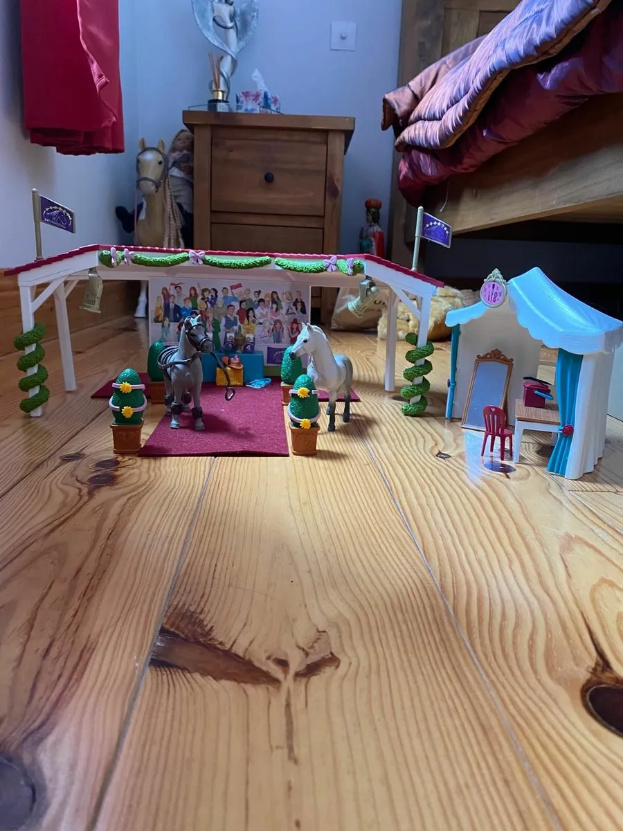Schleich Big Horse Show Set - Image 1