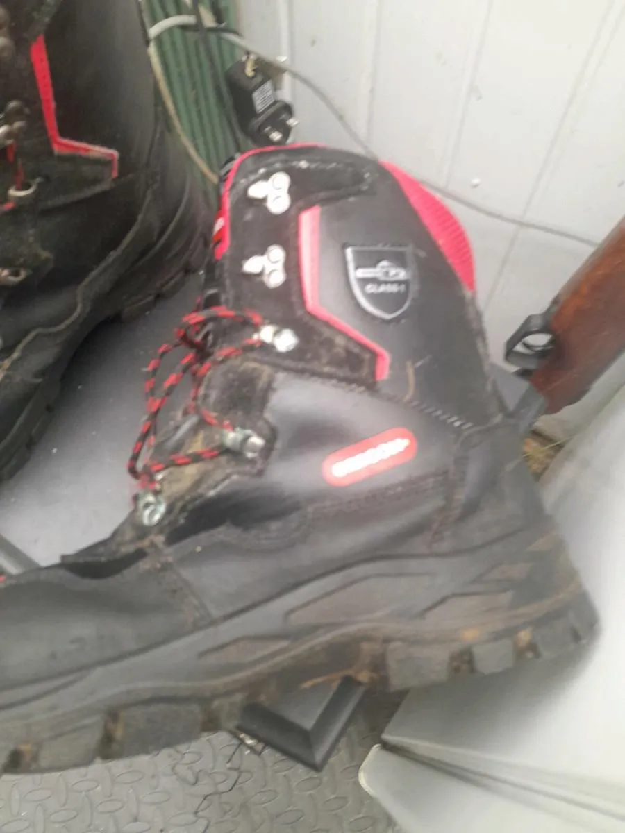 Oregon chainsaw boots - Image 1