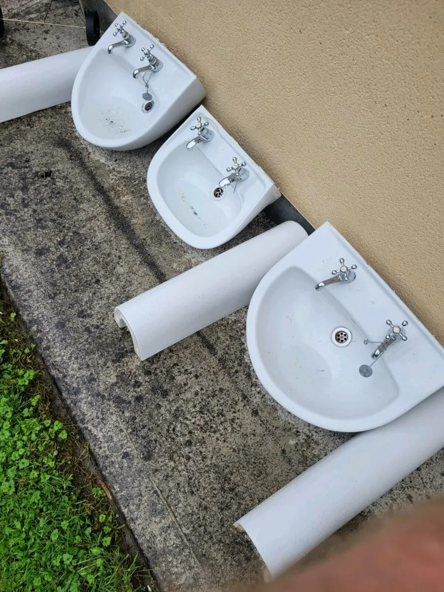 3 sink basins and taps 2x550mm.1x420mm - Image 1