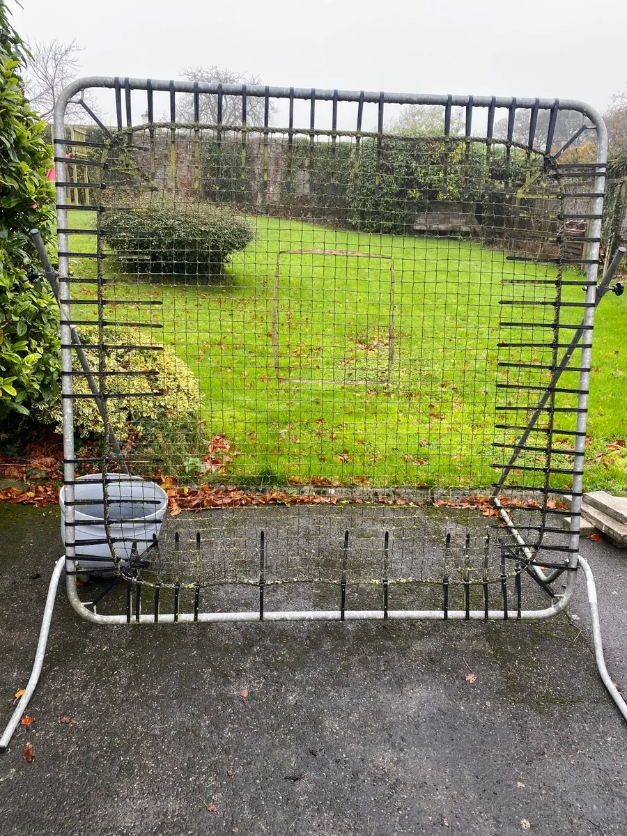 Hurling rebounder
