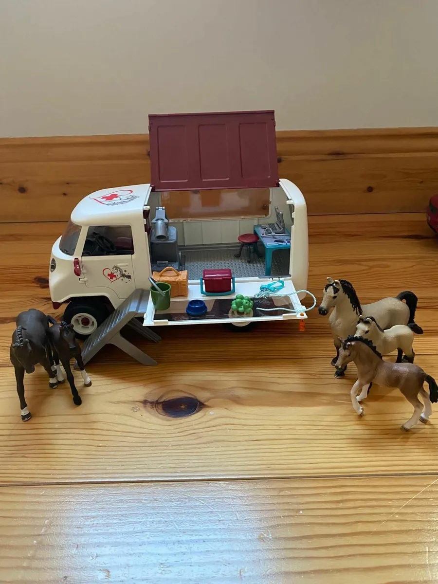 Schleich Mobile Vet with Foal - Image 1