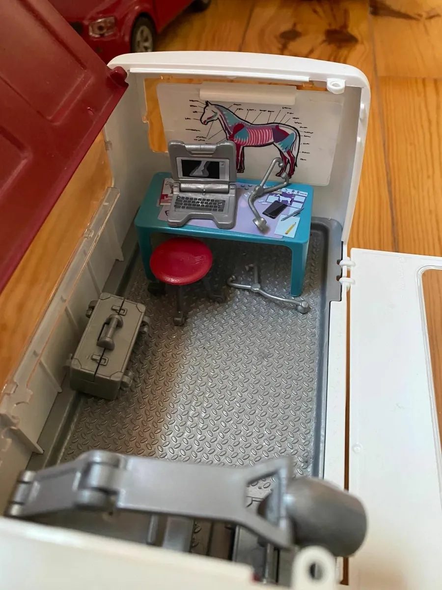 Schleich Mobile Vet with Foal - Image 3