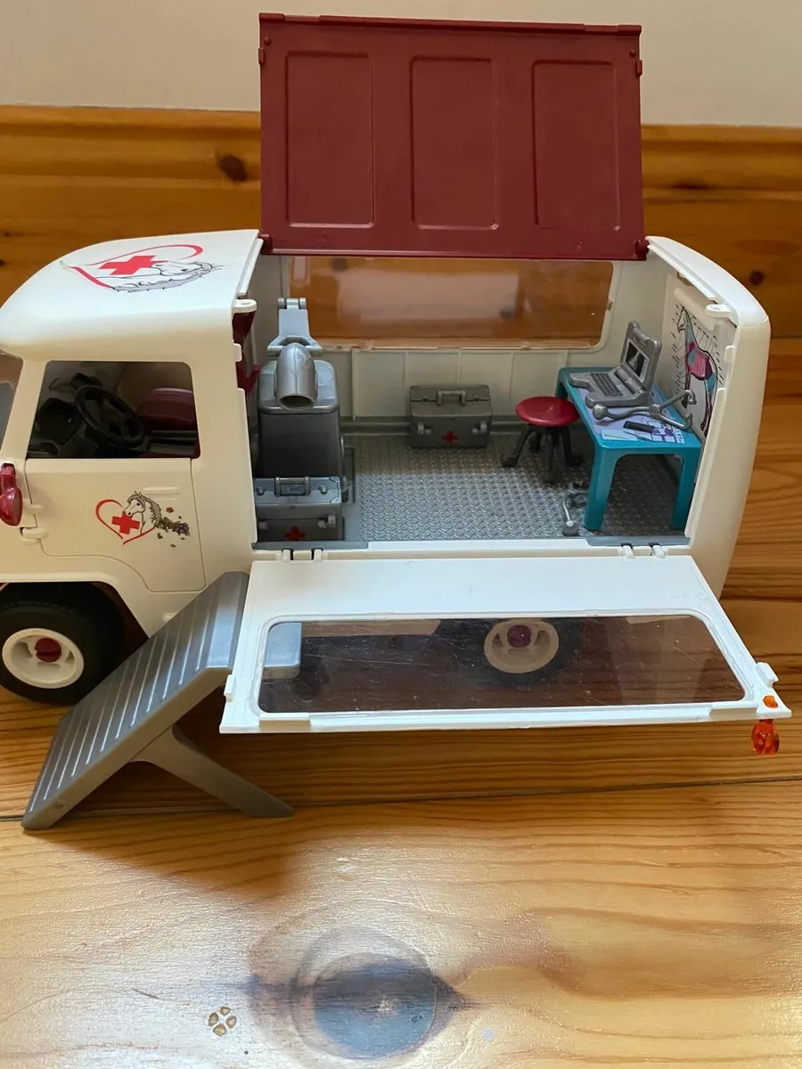 Schleich Mobile Vet with Foal - Image 4