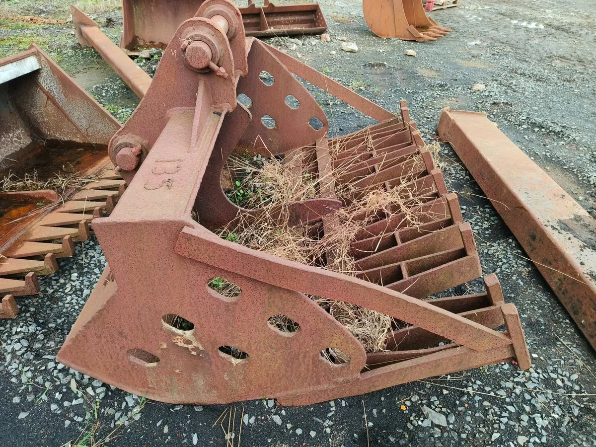 13T Excavator Buckets and Extension Beam - Image 2