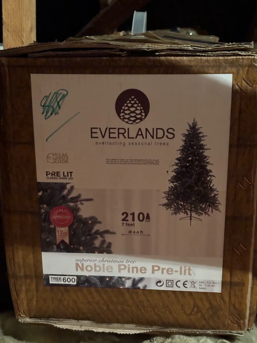 Pre-Lit 7ft Christmas Tree