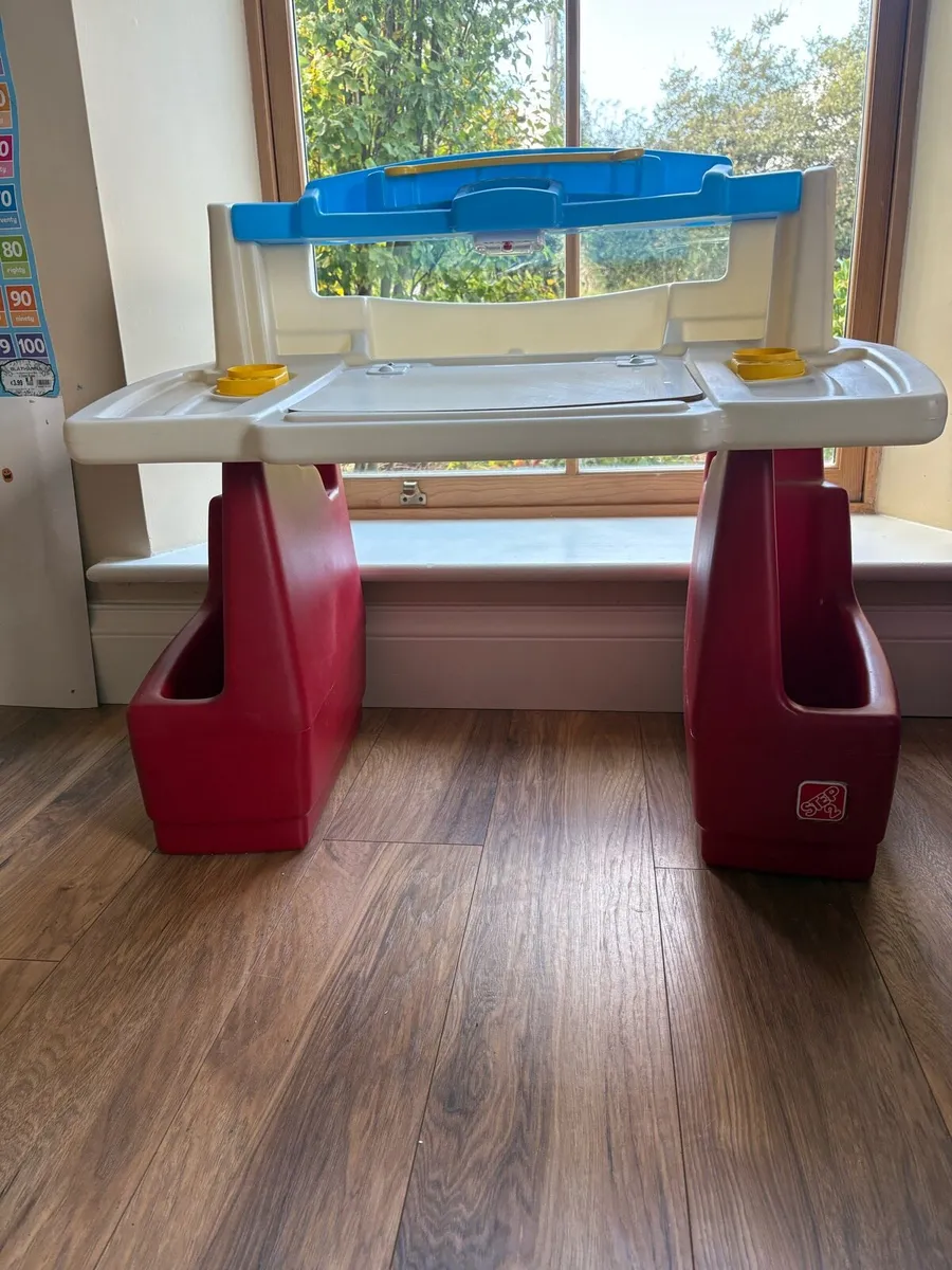 Indoor/outdoor children’s table - Image 1