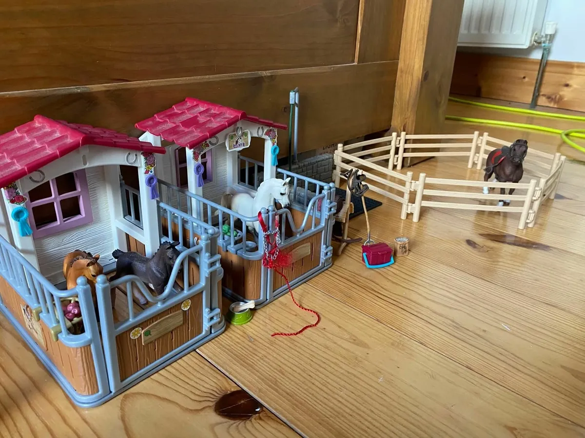 Schleich Horse Club Stable and Wash Area - Image 1