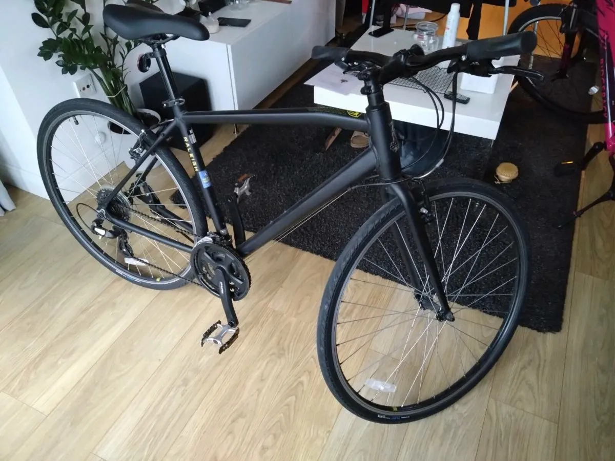 Raleigh Cadent 1 Hybrid bike - Image 1
