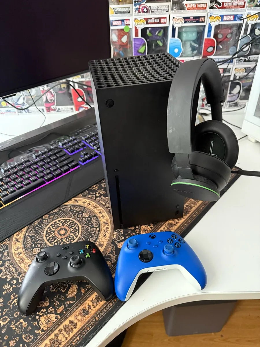 Xbox Series X / 2 Controllers / Xbox Headset - Image 1