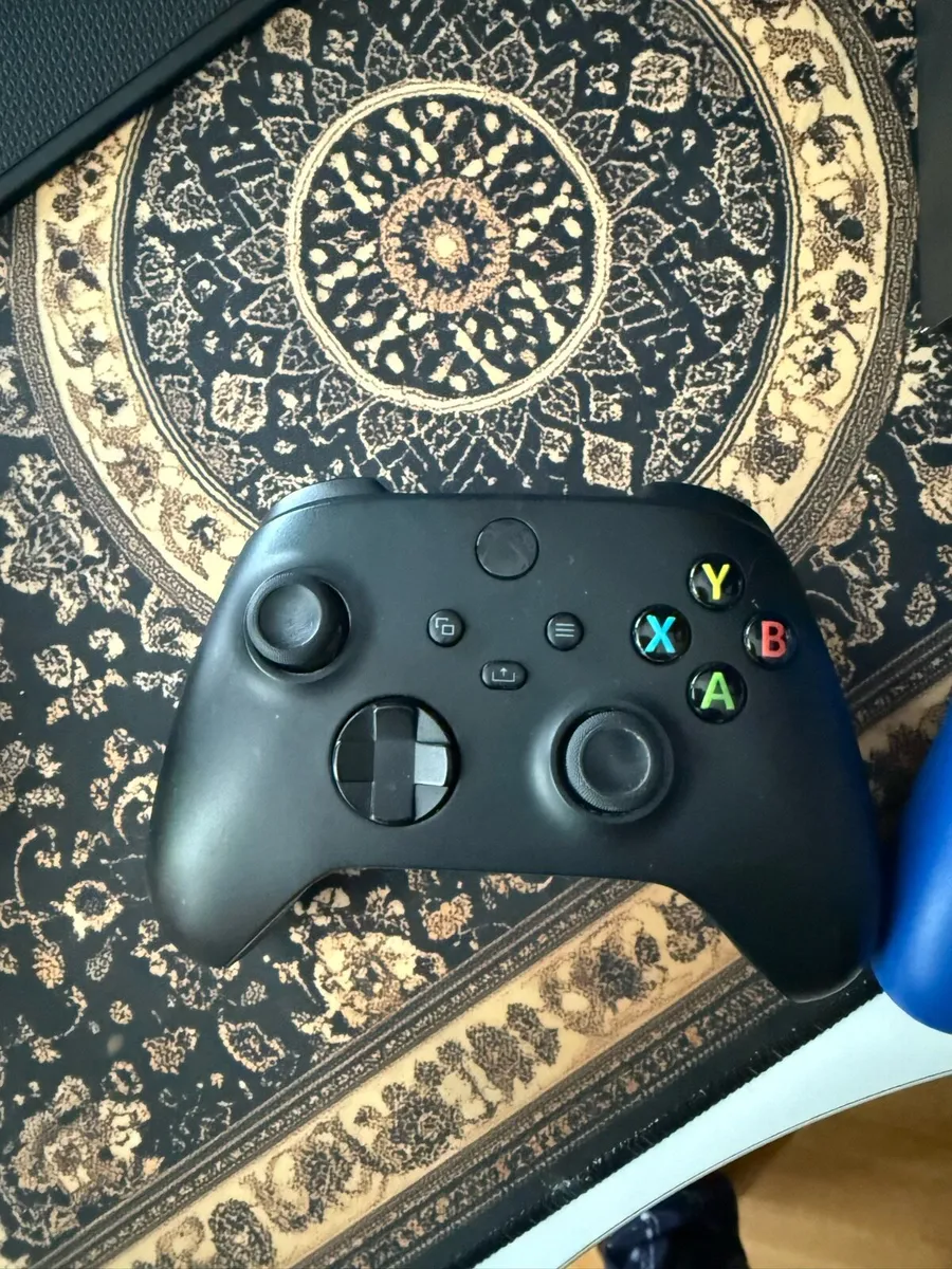 Xbox Series X / 2 Controllers / Xbox Headset - Image 2