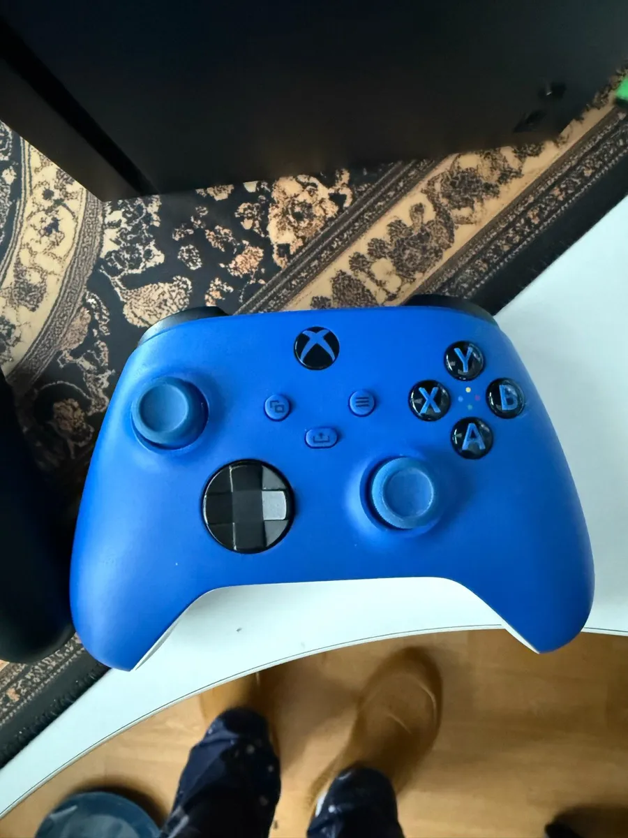 Xbox Series X / 2 Controllers / Xbox Headset - Image 3
