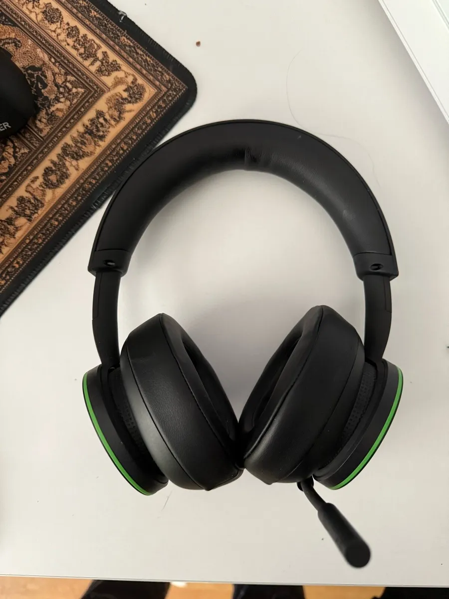 Xbox Series X / 2 Controllers / Xbox Headset - Image 4