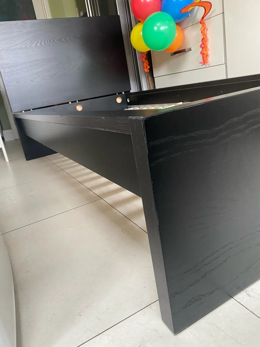 Single bed - Image 1