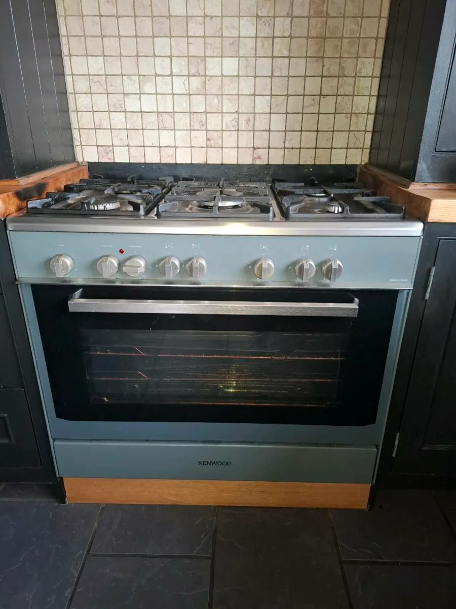 Range cooker - Image 1