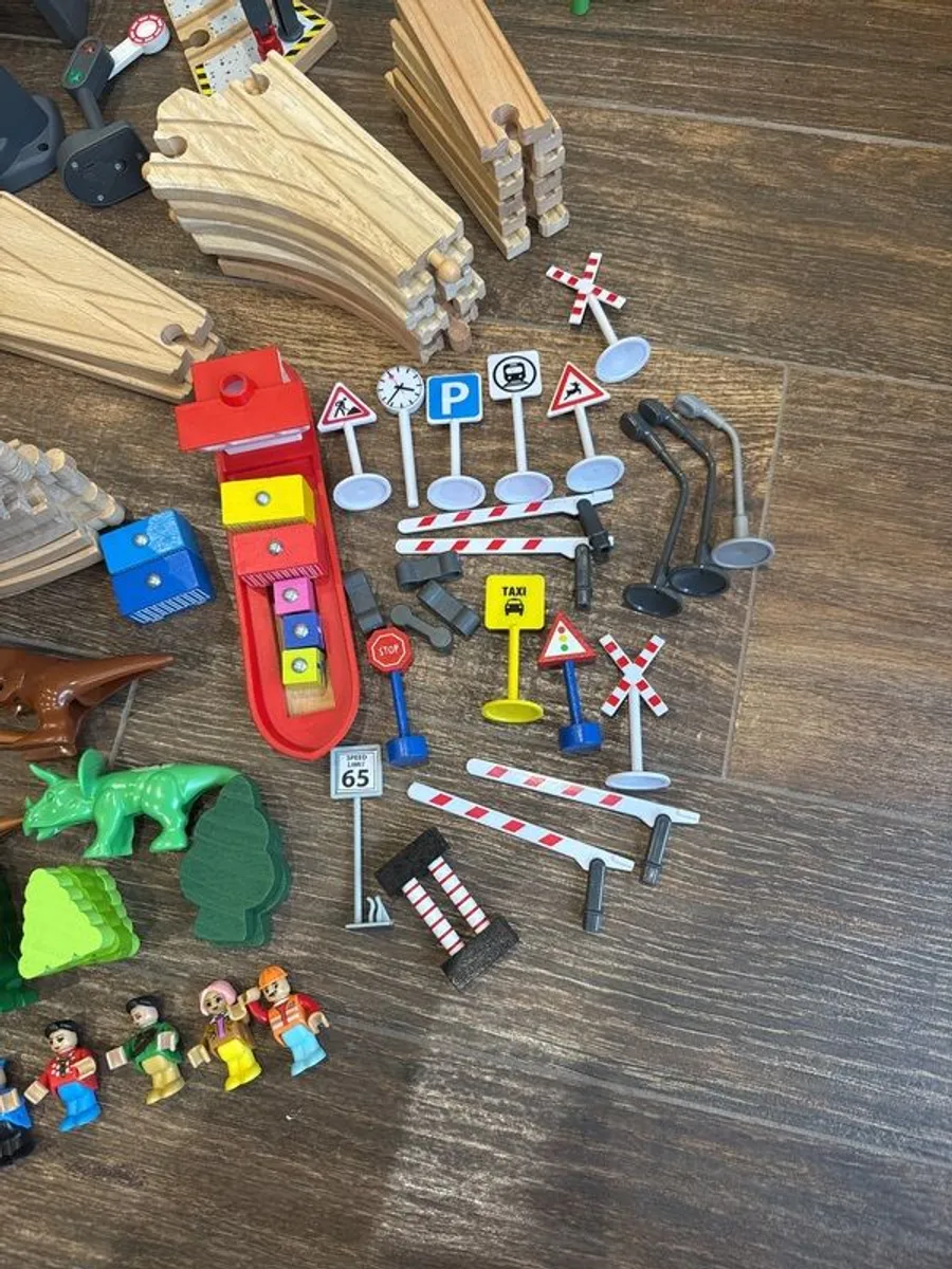 large wooden train set & accessories - Image 3