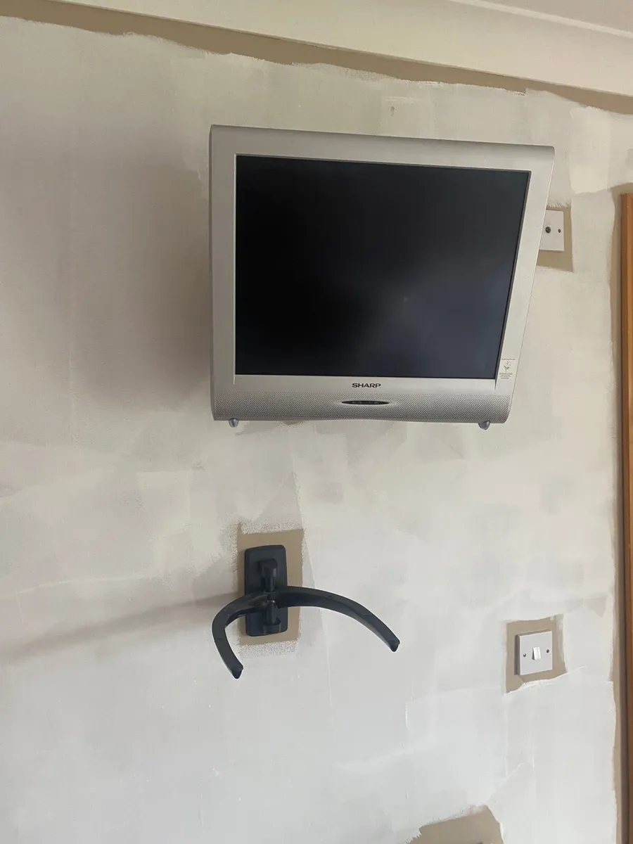 Sharp TV c/w wall brackets - Image 2
