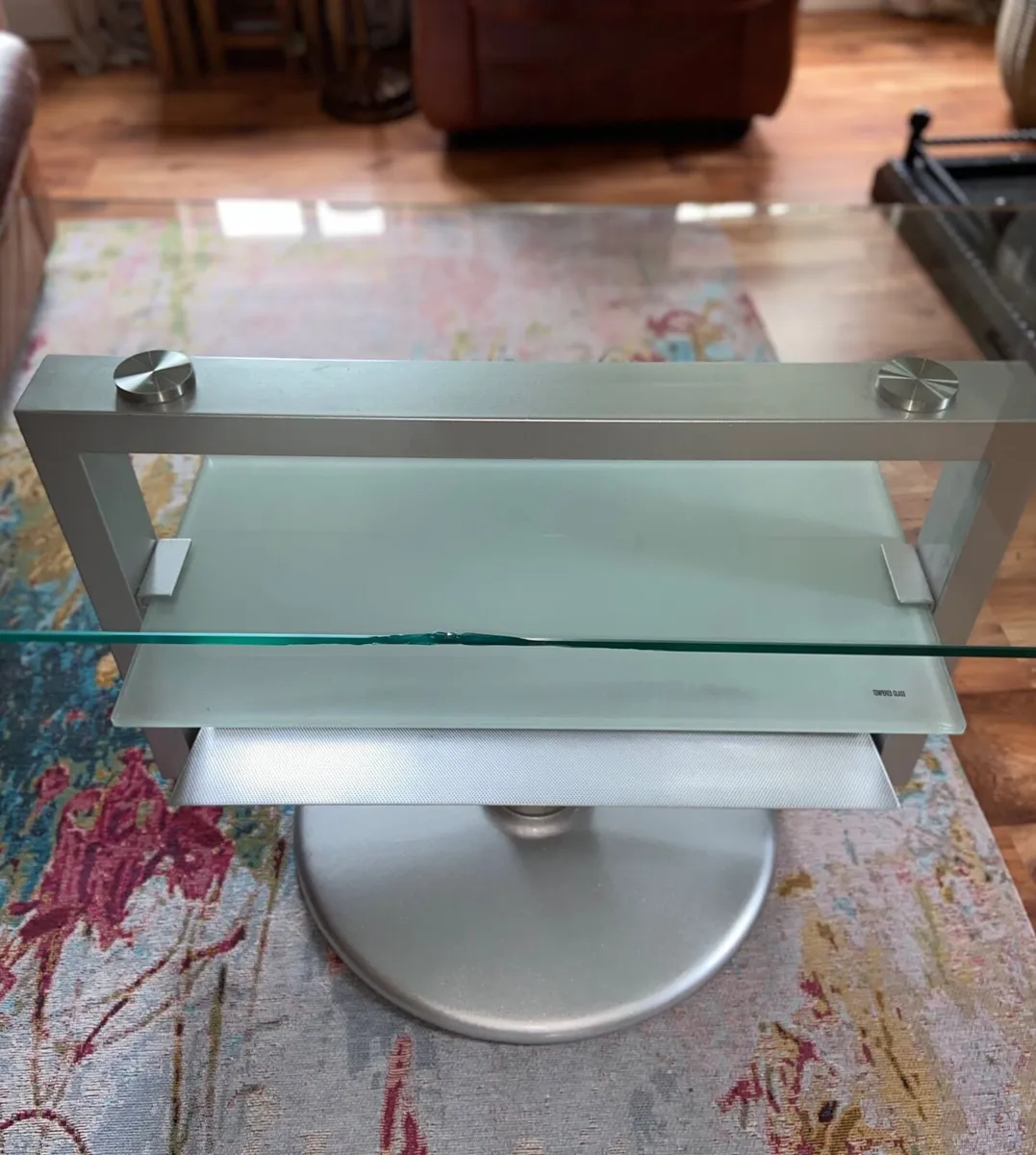 TV stand - Image 1