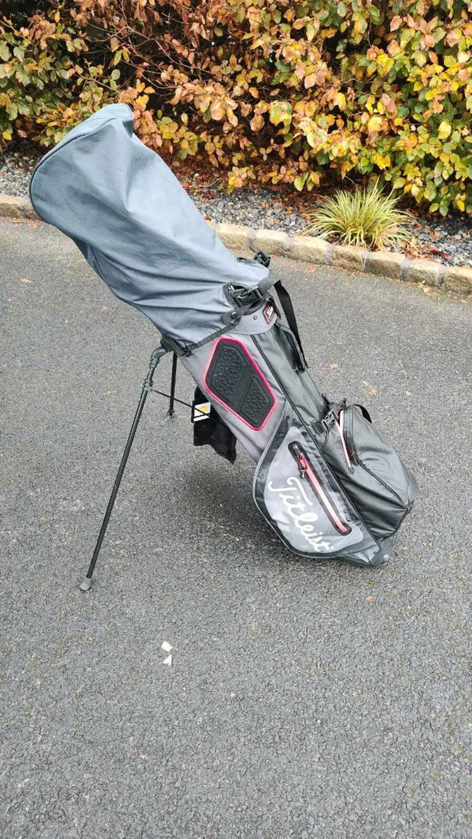 TITLEIST PLAYERS 4
STADRY STAND - Image 1