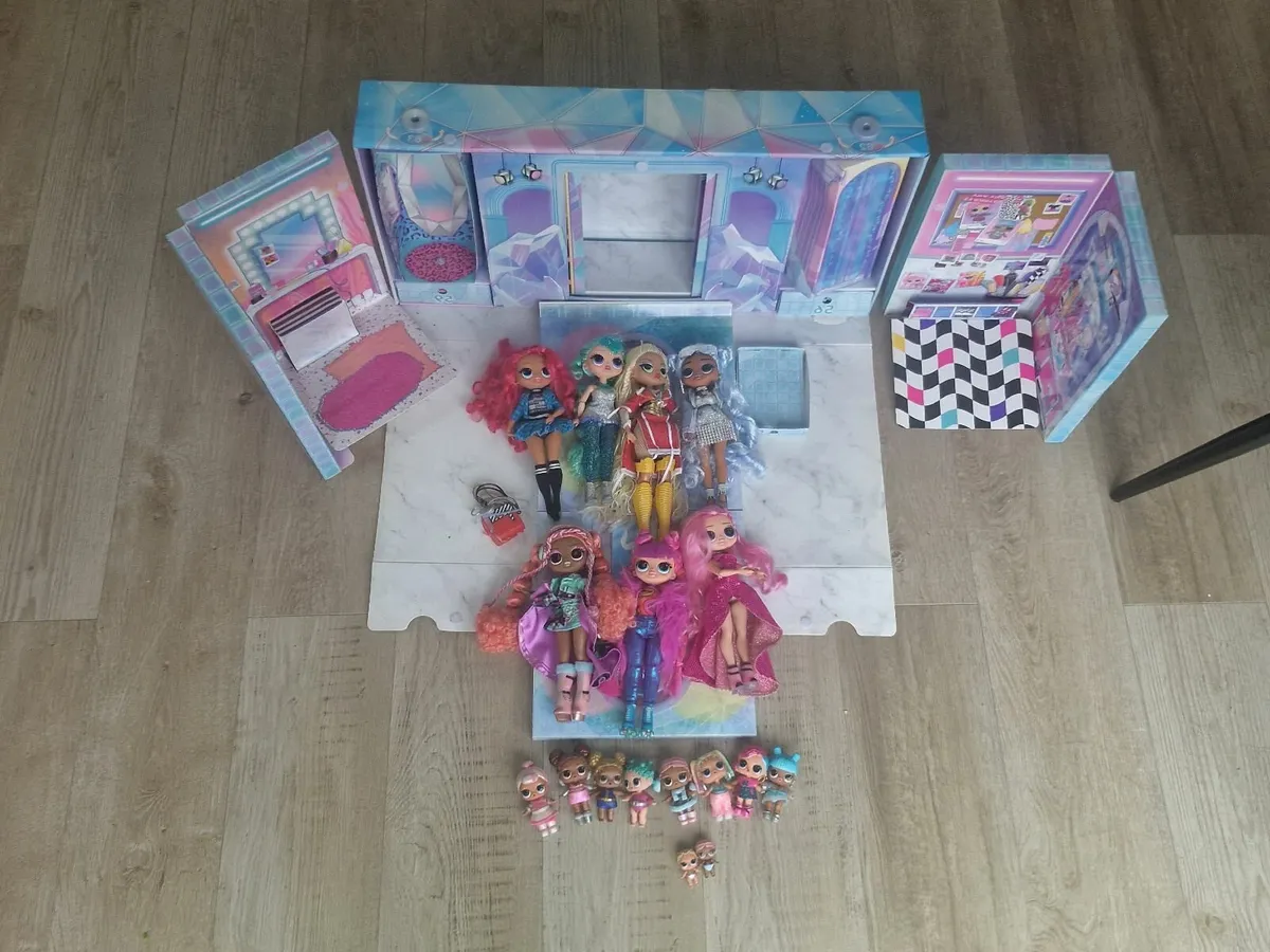 Omg dolls winter fashion runway set - Image 1