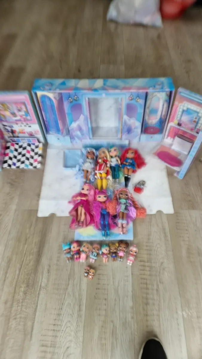 Omg dolls winter fashion runway set - Image 3