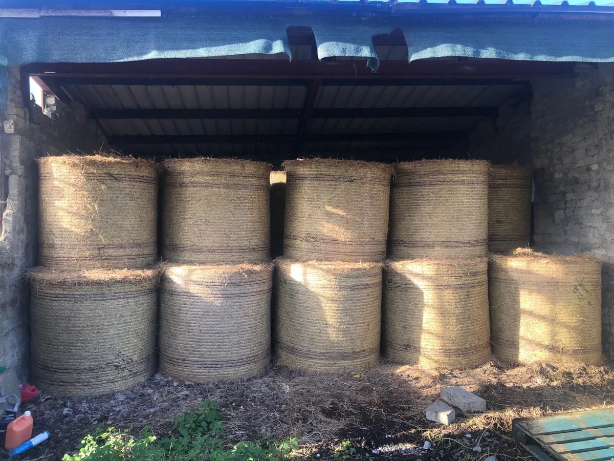 39 Hay bales - Image 1