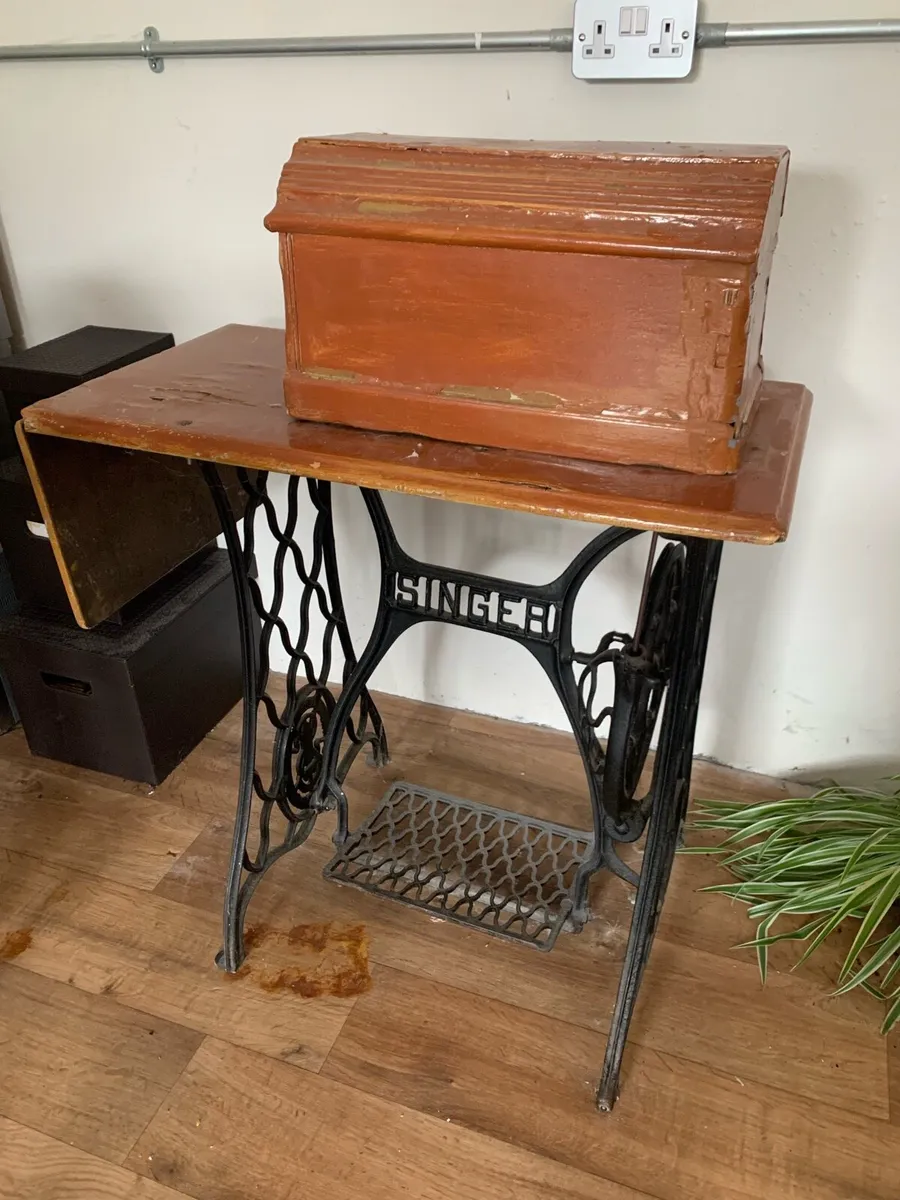 Singer sewing machine & table - Image 1
