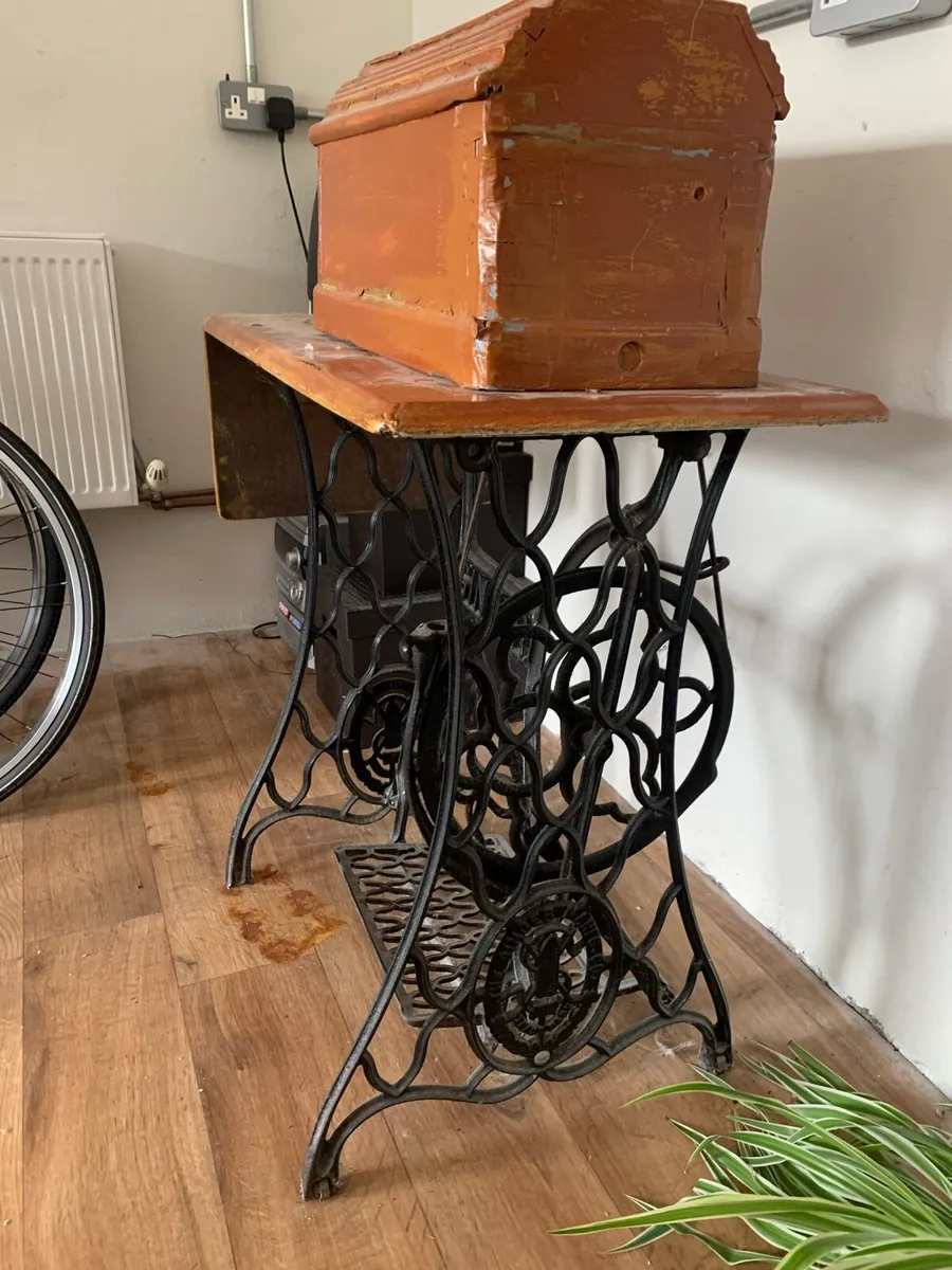 Singer sewing machine & table - Image 2