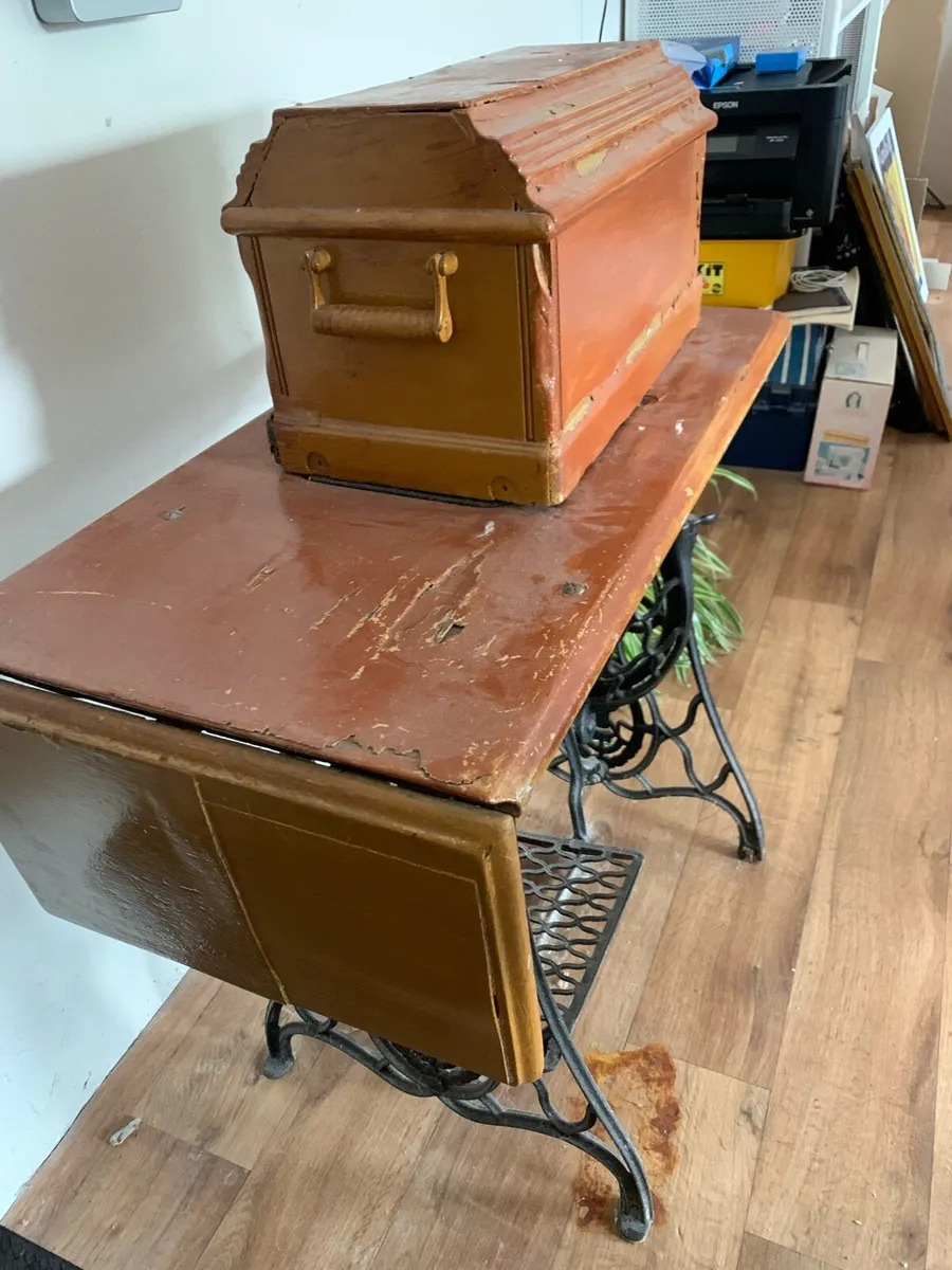 Singer sewing machine & table - Image 3