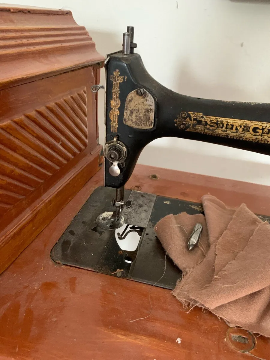 Singer sewing machine & table - Image 4