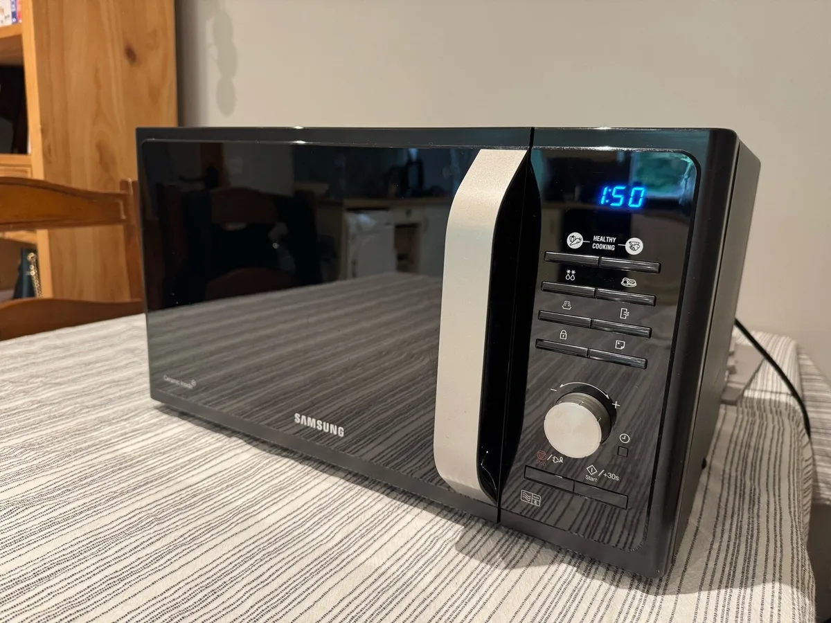 Samsung 800W Microwave – Spotless Condition - Image 1